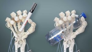 Naukowcy wydrukowali w 3D złożoną rękę robota z kościami, ścięgnami i więzadłami