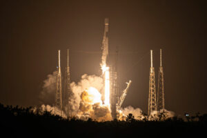 SpaceX Falcon 9 rakett startis Canaverali neemelt 23 Starlinki satelliidiga