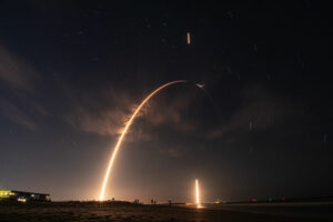 SpaceX skyter opp Dragon-lasteskipet til romstasjonen