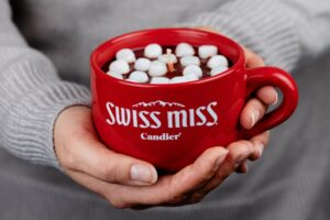 Swiss Miss Hot Cocoa Candle Collab razprodan v nekaj dneh | Podjetnik