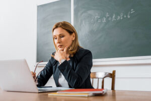 Οι ελλείψεις δασκάλων θυμίζουν το ρητό «η ανάγκη είναι η μητέρα της εφεύρεσης»