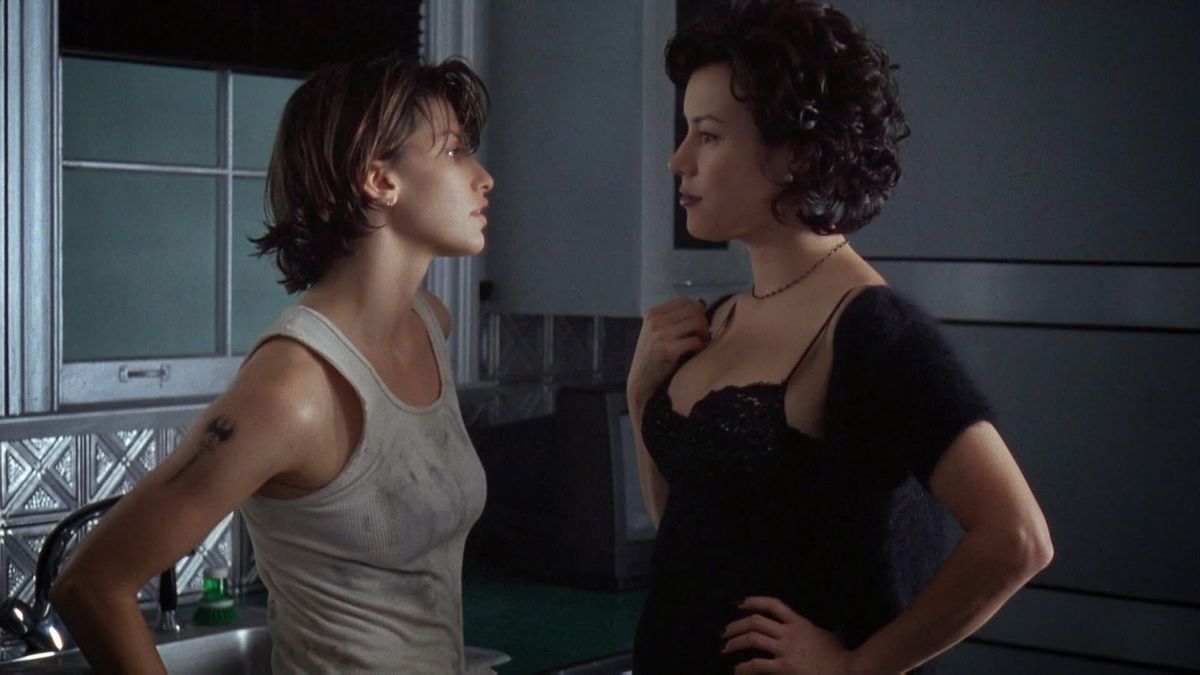 Corky (Gina Gershon) und Violet (Jennifer Tilly) tauschen in Bound einen intensiven Blick aus.