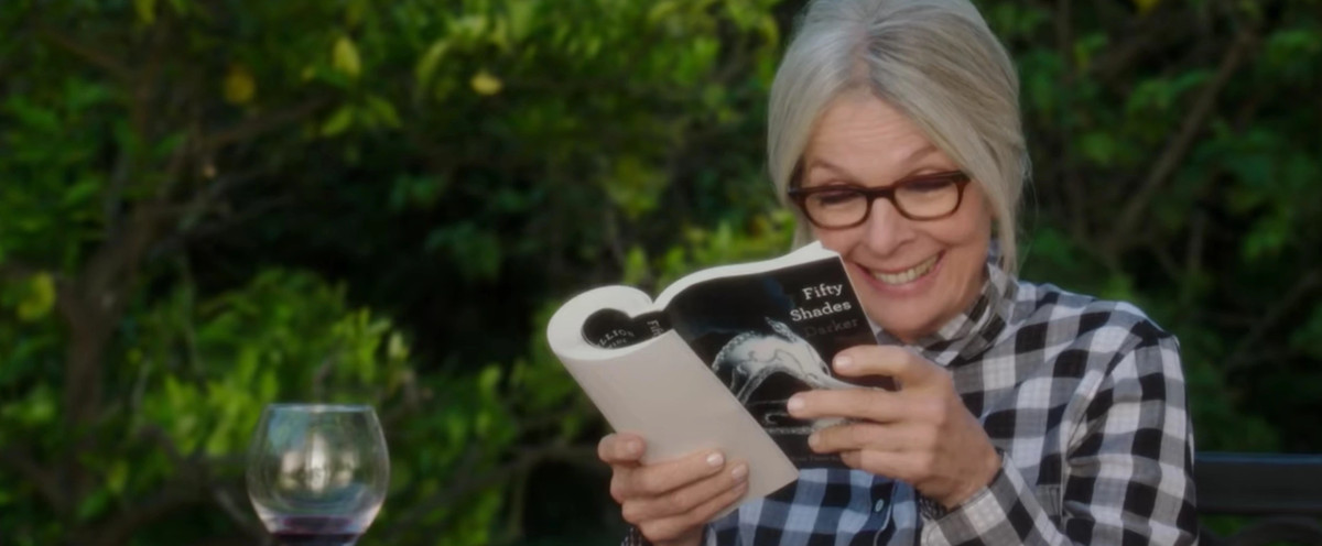 Diane Keaton lee Cincuenta sombras de Grey, deliciosamente, en Book Club.
