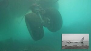 Kaneohe Bay의 미 해군 P-8A Poseidon 수중 조사