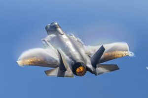 升级后的 F-35 配备部分软件，国防部正在寻求交付修复