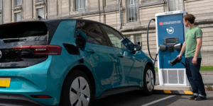 La plus grande station de recharge pour véhicules électriques du Pays de Galles utilisera des chargeurs au tritium - CleanTechnica