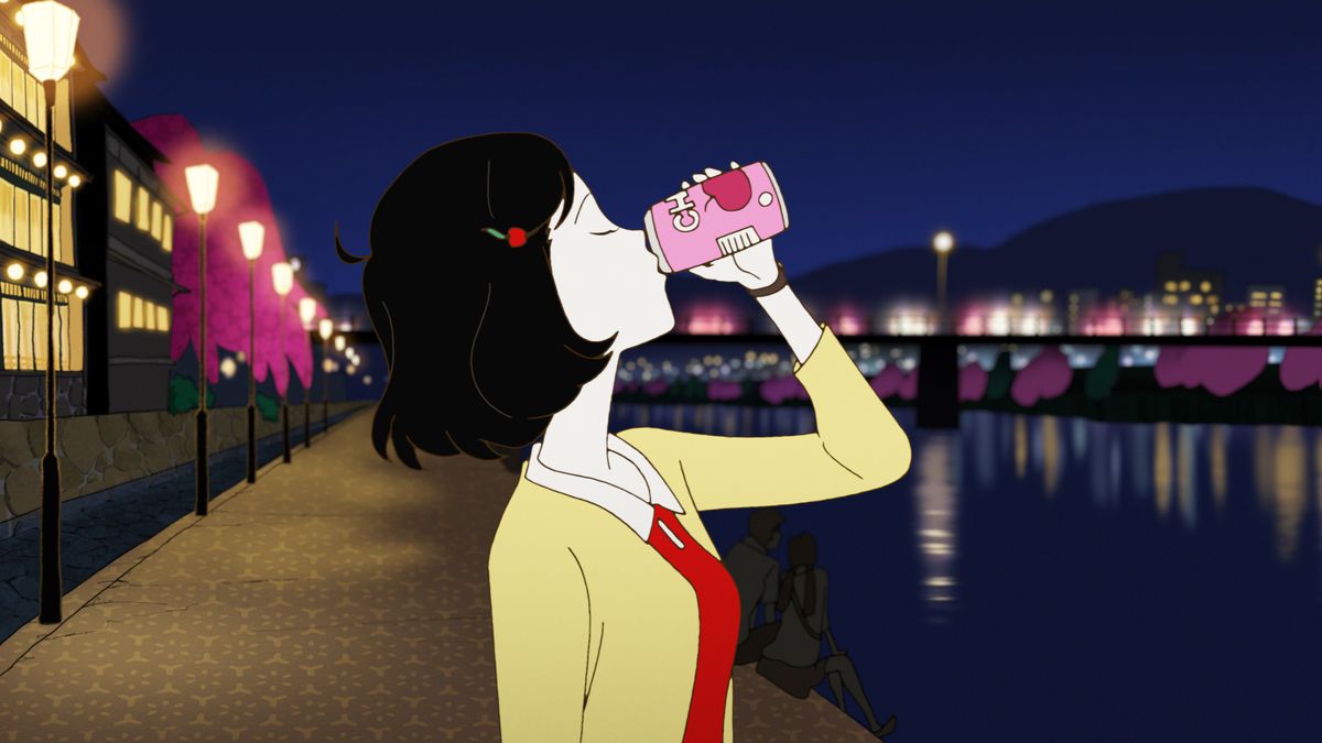 Uma garota de cabelo curto bebendo um refrigerante à beira de um rio em Night Is Short, Walk On Girl.