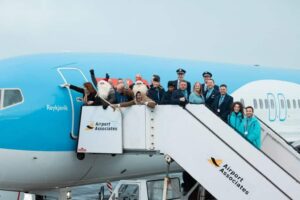 Een Boeing 737 MAX 8 van TUI Airways krijgt de naam "Reykjavik" tijdens een ceremonie op Keflavik Airport
