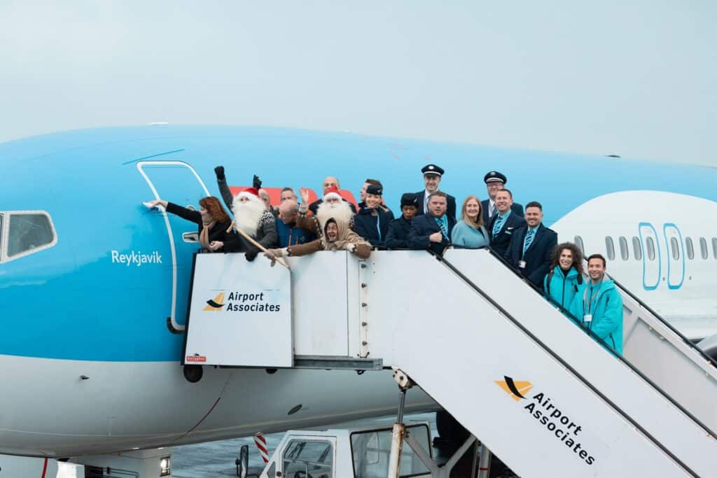 Ένα Boeing 737 MAX 8 της TUI Airways ονομάζεται "Ρέικιαβικ" κατά τη διάρκεια τελετής στο αεροδρόμιο Keflavik