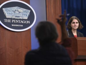 Виконуючий обов'язки глави Пентагону Карлін оголошує про відхід