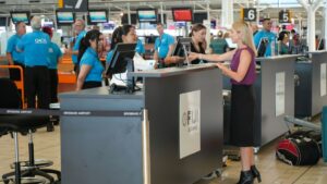 空港は休日のピーク時の10万人以上の乗客に向けて準備を整える