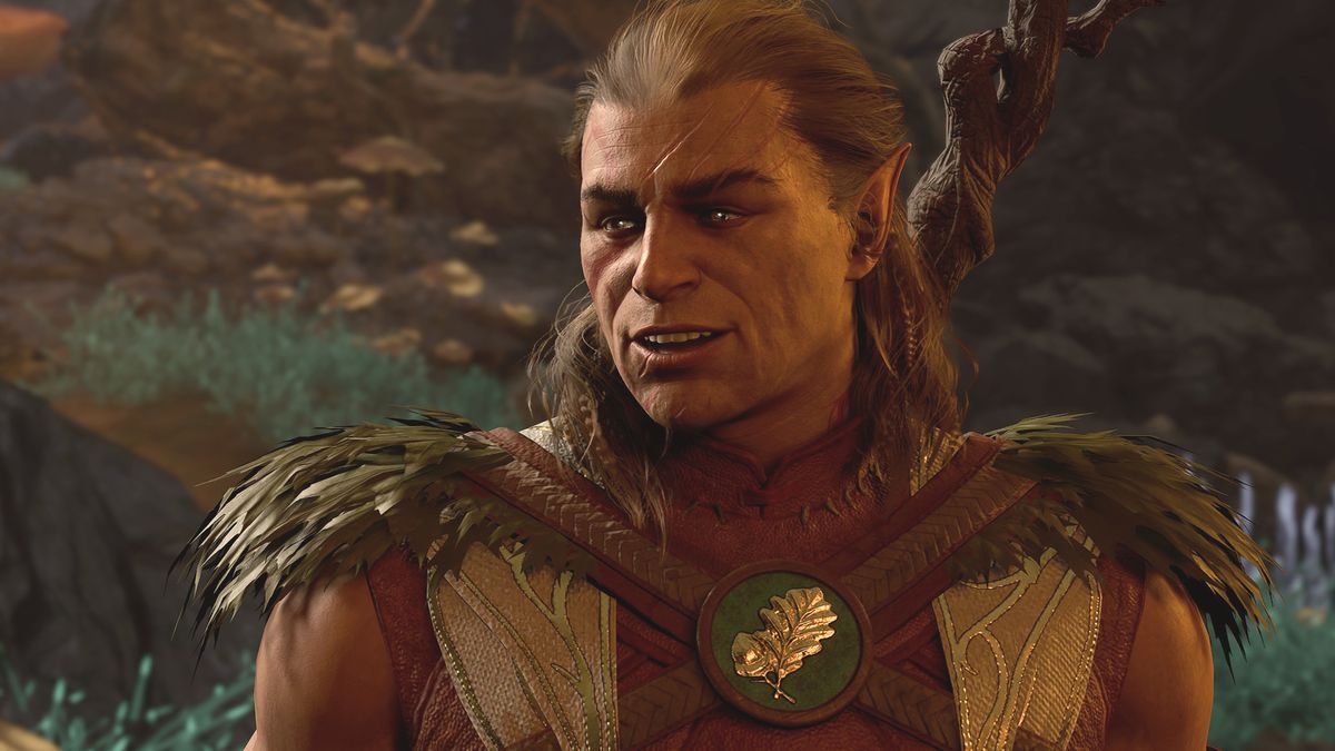 Halsin, un bel elfe aux cheveux noirs tirés en arrière, rit avec charme à quelque chose que le joueur vient de dire.