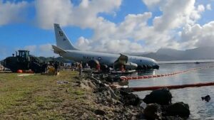 놀라운 저속 촬영 영상은 해군이 하와이 바다에서 P-8A 포세이돈을 어떻게 인양했는지 보여줍니다.