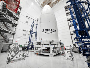 Amazon kauft drei Starts von SpaceX für konkurrierende Internetkonstellation