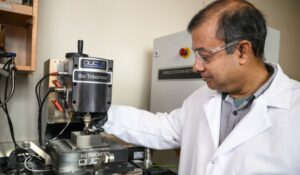 Liga resistente a bactérias melhora controle de infecção em cirurgias de implantes – Physics World