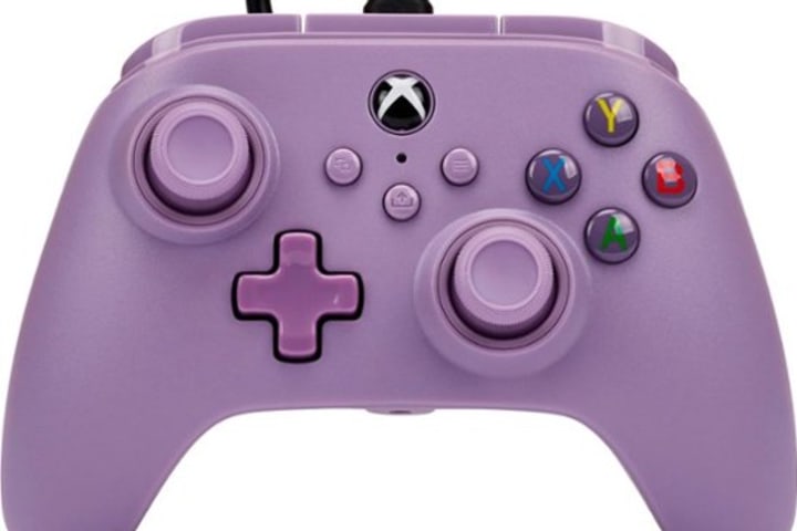 Controler xbox în culoarea violet deschis
