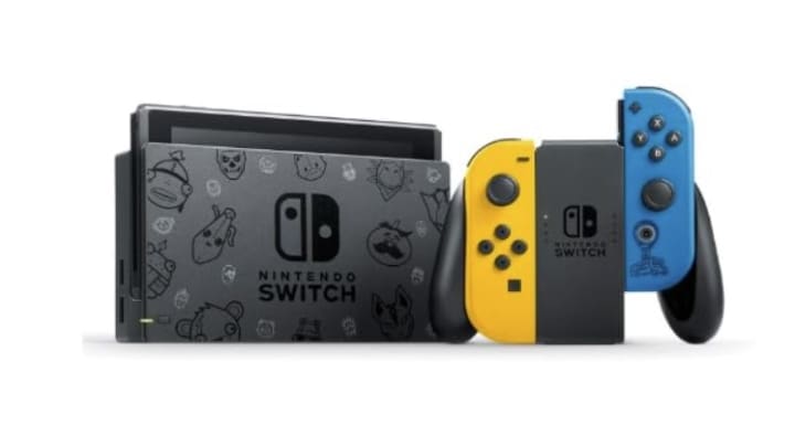フォートナイトをテーマにした Nintendo Switch の青と黄色のジョイコン、ドックにフォートナイトのキャラクターが描かれています