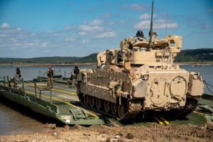 Wypełnianie luki: armia zatwierdza przeprawę przez rzekę pod dowództwem dywizji