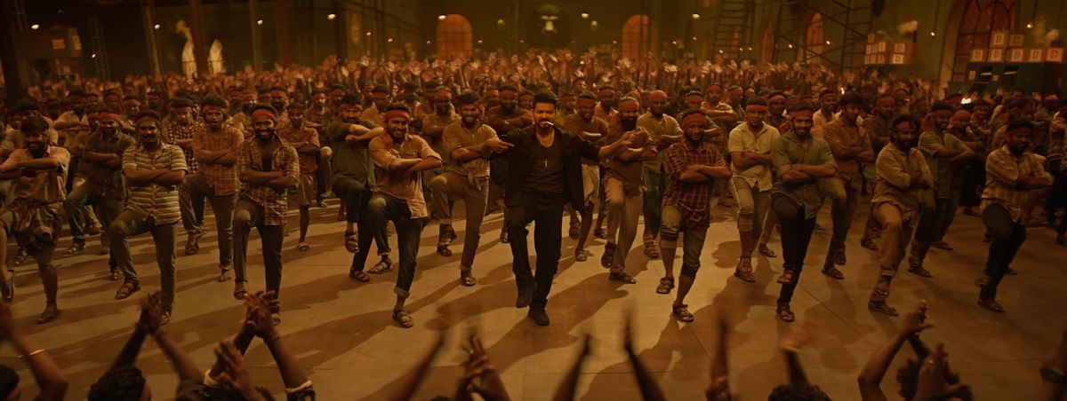 Vijay danst met honderden mensen in een pakhuis in Leo