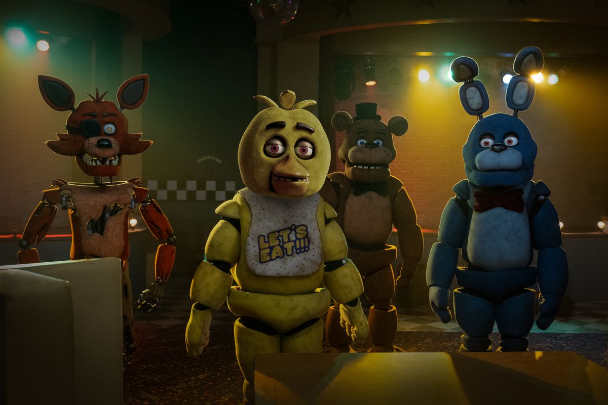 Phim hoạt hình đặc trưng của Five Nights at Freddy — Foxy, Chica, Freddy Fazbear và Bonnie — ẩn nấp trong bóng tối trong phần ngoại truyện của phim