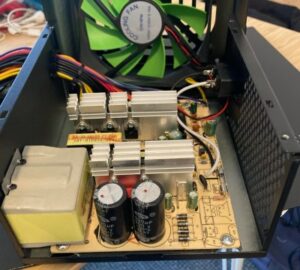 Goedkope computer-PSU wordt zwaarder met een doos ijzer