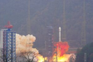 China startet neue Beidou-Satelliten, Raketenverstärker landet in der Nähe von House