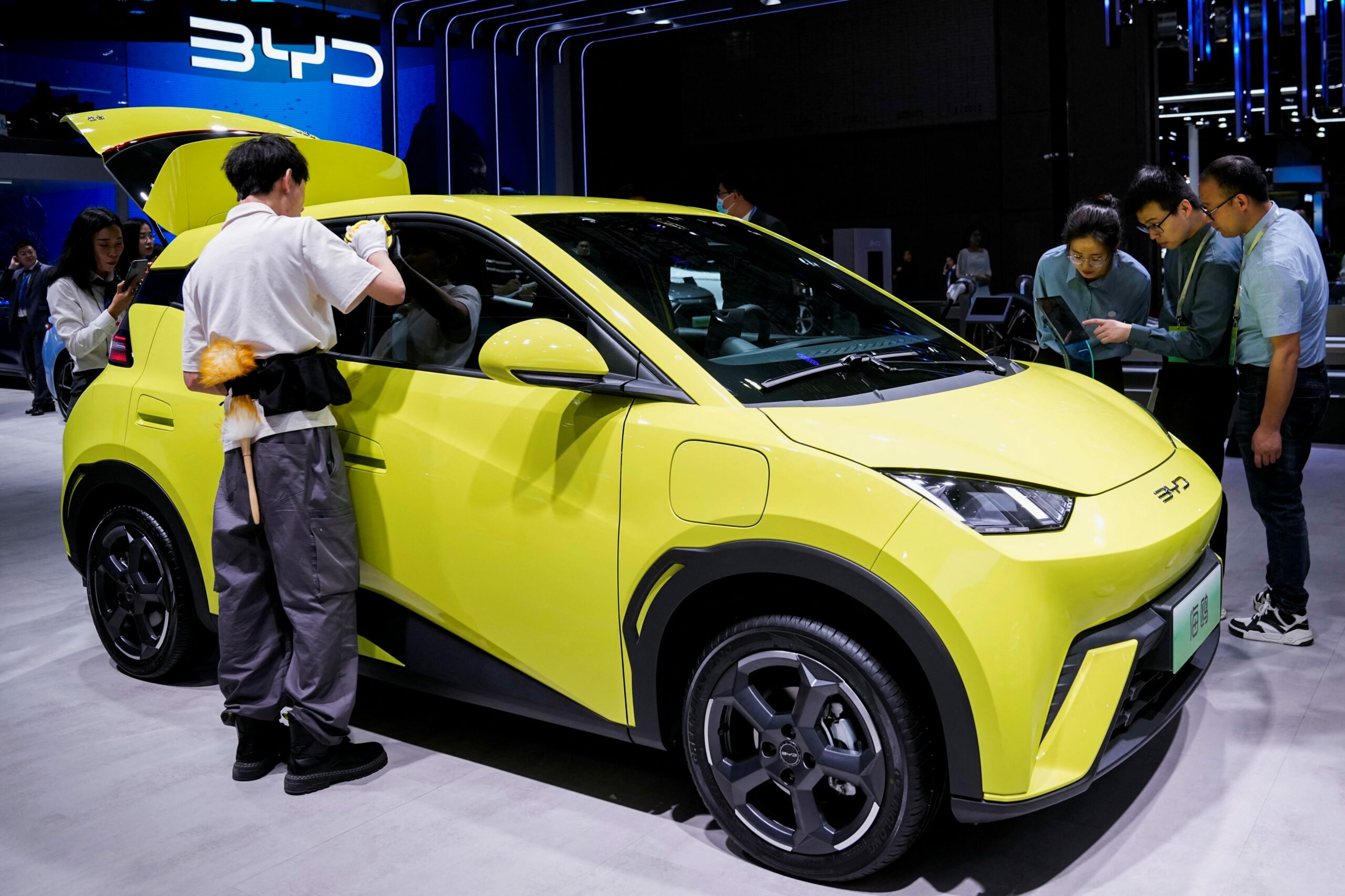 A kínai BYD elektromos autógyártó idén hamarosan túladja a Teslát. Íme, hogyan nyeri meg a versenyt Elon Muskkal. - Autoblog