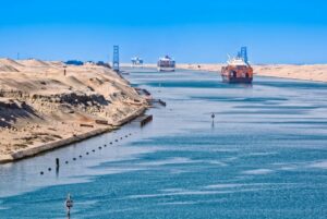 Líneas de contenedores desvían barcos fuera del Canal de Suez en respuesta a los ataques con misiles en el Mar Rojo