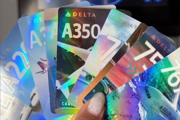Delta Air Lines มีการ์ดซื้อขายลับซึ่งมีมานานกว่า 2 ทศวรรษ — วิธีทำคะแนนให้ได้หนึ่งใบ!