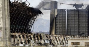 Abriss des ausgebrannten Tustin-Hangars im Gange; Asbestgehalt „unter allen besorgniserregenden Werten“