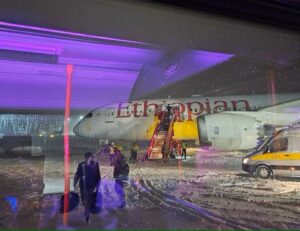 Eine Boeing 787-8 von Ethiopian Airlines verlässt die Landebahn von Oslo bei Schneefall und böigen Winden inmitten des Sturms Pia