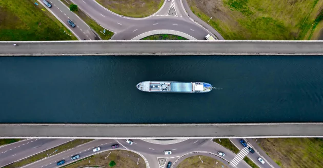 Boote und Autos, die Nachhaltigkeit in Geschäftsbeispielen visuell darstellen