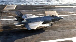 F-35C में यूएसएस अब्राहम लिंकन पर एक दर्पण जैसी कोटिंग देखी गई है