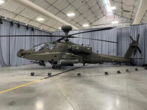 İlk yeniden üretilmiş Apache helikopterleri Hollanda'ya ulaştı