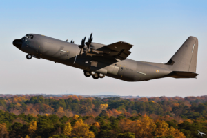 De C-130 Hercules van de Franse luchtmacht landt veilig op Stockholm Arlanda na motorproblemen