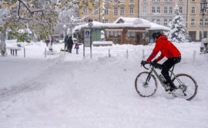 Kraftig snøfall i Bayern-regionen tvinger München lufthavn til å stenge