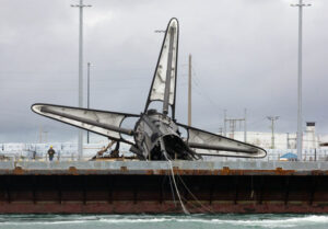 O histórico impulsionador SpaceX Falcon 9 tomba e se perde no mar