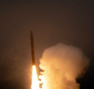 国土防御拦截器在测试中击败弹道导弹