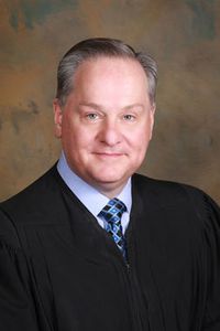 تكريم إرث من الخدمة: القاضي الأمريكي مايكل ج. جوتش، الأب، يعلن عن تقاعده