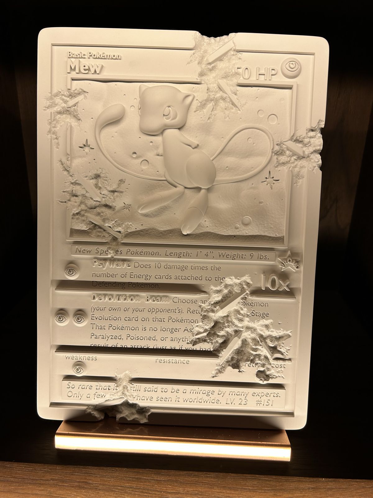 Et kunstverk som viser et Mew Pokémon-spillkort, vist på Marufukuro i Kyoto