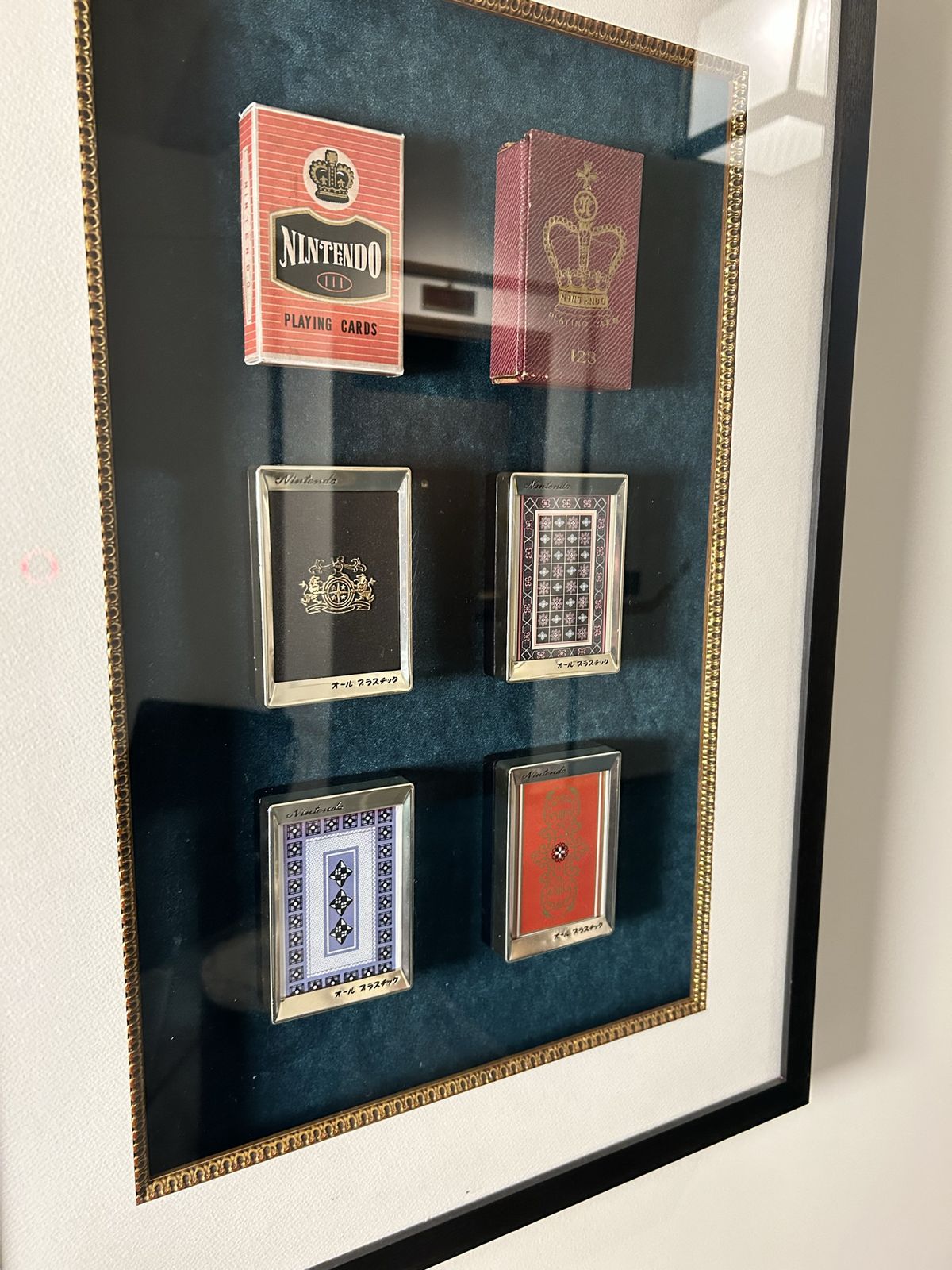Kolekcja starych kart do gry z czasów Nintendo jako firmy produkującej karty, wystawiona pod szkłem w Marufukuro w Kioto
