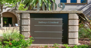 Акции Infosys отреагировали на расторжение контракта на ИИ на сумму $1.5 млрд падением на 2.5%