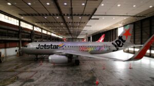 Jetstar orne l'A320 d'une livrée de fierté avant le festival 2024