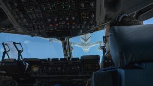 El KC-30A regresa de España tras una actualización de comunicaciones