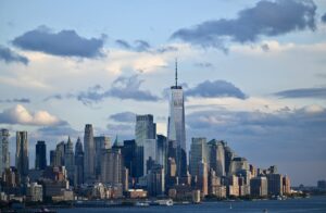 मैनहट्टन का औसत किराया दो वर्षों में पहली बार गिरा है