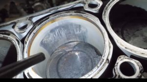 Lo smontaggio del motore V8 Mercedes rivela profondi solchi nelle pareti dei cilindri
