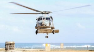 MH-60R Seahawk evacua il personale della BoM dal percorso del ciclone