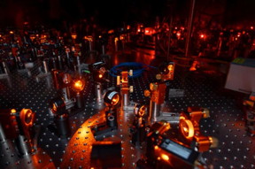 Nanotechnologia Now — komunikat prasowy: Fizycy po raz pierwszy „splatają” pojedyncze cząsteczki, przyspieszając możliwości przetwarzania informacji kwantowej: W pracach, które mogą prowadzić do solidniejszych obliczeń kwantowych, naukowcom z Princeton udało się zmusić cząsteczki do splątania kwantowego