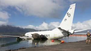 Nowe zdjęcia pokazują, że P-8A jest przygotowywany do wydobycia z wód zatoki Kaneohe