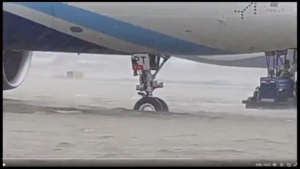 Verksamheten stoppades på Chennais flygplats på grund av cyklonen Michaung
